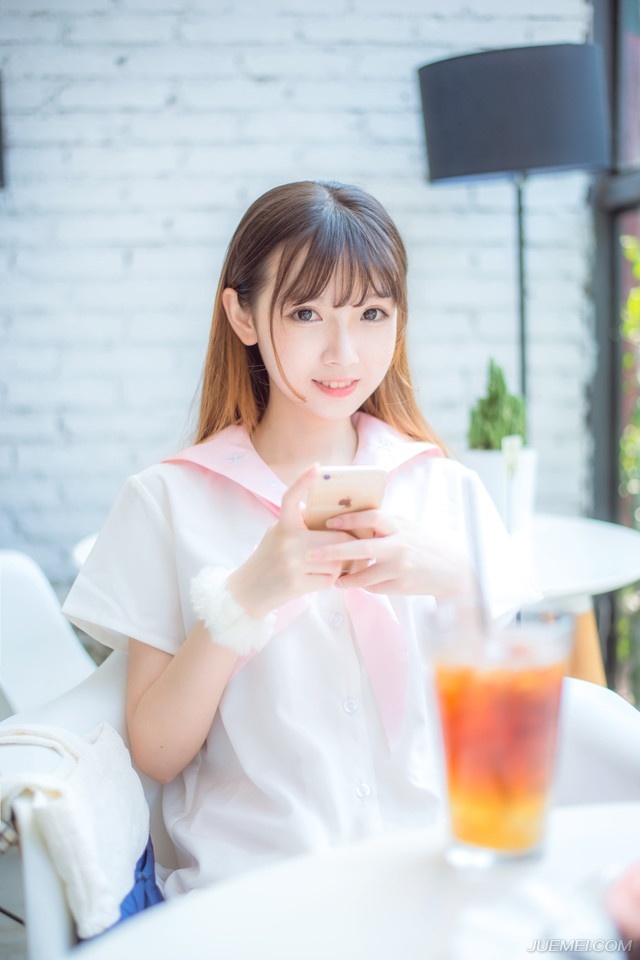 “不错，此老虽然老迈，但勇冠三军，军中将领，多为其后辈，受其提携之恩，威望之广，不在张任将军之下，若能招降此人，则我军可尽得巴郡。”邓贤肯定的回答道。